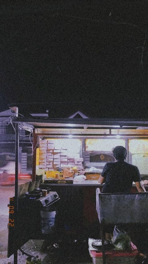 Aesthetic night, aesthetic night date, aesthetic asian street food Street Date Aesthetic, Street Food Date Couple Aesthetic, Street Food Date, Food Date, Date Aesthetic, Aesthetic Asian, Asian Street Food, Night Date, Dark Academia Aesthetic