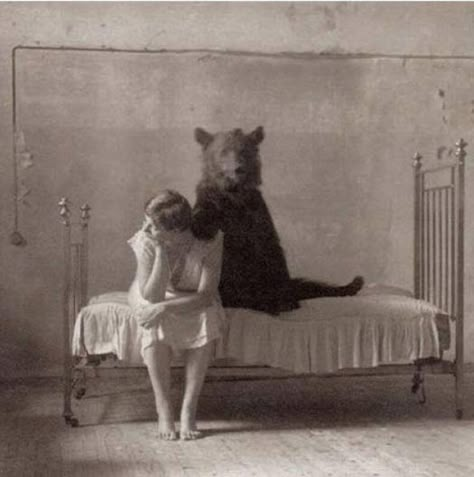 26 Weird Creepy Vintage Photos from the Scary Olden Days 1 Vintage Bizarre, Funny Photos Of People, Vintage Foto's, Weird Vintage, Creepy Vintage, Fotografi Vintage, Retro Photo, Foto Art, Appaloosa