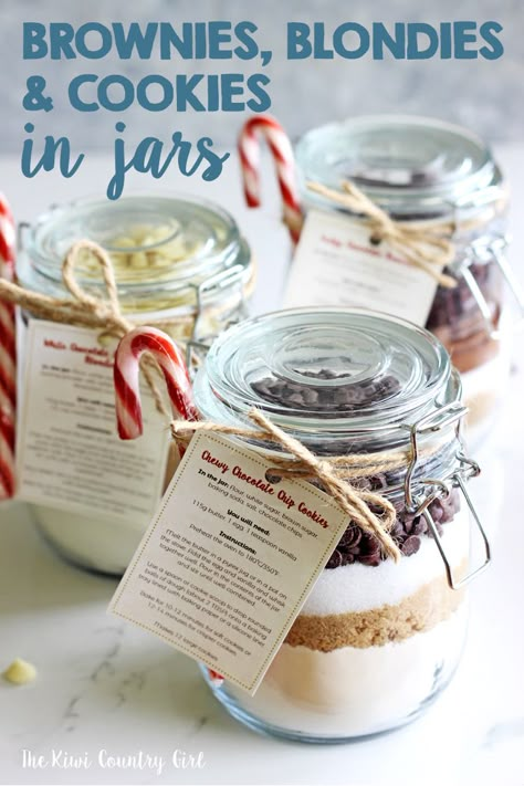 The cutest homemade gift ever - how to make brownies, blondies and chocolate chip cookies in a jar to gift to the baker in your life! They are inexpensive, thoughtful and easy to make. Instructions for layering the jars so that they look perfect and free printable labels with all instructions for how to bake. These jars are the sweetest Christmas gift idea! #thekiwicountrygirl #diy #homemadegift #cookiesinjars #cookies #brownies #blondies #baking #christmas Jar Cookie Recipes, Cookie In A Jar, Mason Jar Cookie Recipes, Mason Jar Gifts Recipes, Mason Jar Mixes, Mason Jar Cookies Mix, Mason Jar Cookie, Christmas Jar Gifts, Jar Christmas Gifts