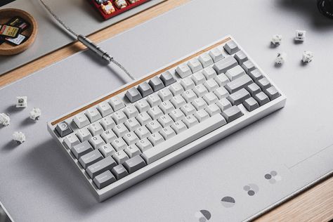 A high-end 75% custom mechanical keyboard — featuring timeless design, unparalleled customization, and a pleasant typing experience. This Sonnet features a silver top case with a natural oak wood accent piece for a pop of color and warmth. Built using the Mode Anthracite silent tactile switches, Anthracite keycaps, and desk mat for a minimal and sophisticated look. Beige Mechanical Keyboard, Black And White Mechanical Keyboard, Aesthetic Tech, White Mechanical Keyboard, Custom Mechanical Keyboard, Retro Mechanical Keyboard, Custom Keyboard, Natural Oak Wood, Desk Setups