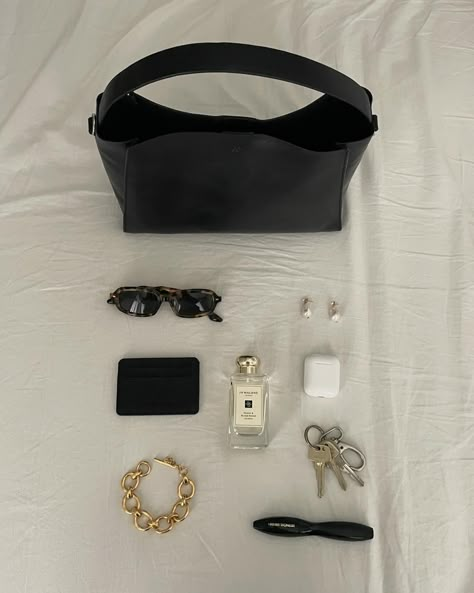 What’s in my bag <3 What's In My Bag Aesthetic, What Is In My Bag, What’s In My Mini Tote Bag, What’s In My Bag ?, Bella Hadid Whats In My Bag, What’s In My Bag Coquette, What’s In My Purse Asthetic, Office Bags For Women, 50s Aesthetic