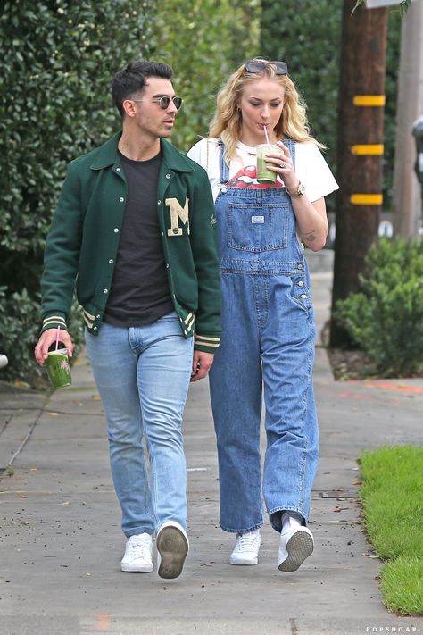 Joe Jonas and Sophie Turner Enjoy a Relaxing Day in LA After the Jonas Brothers Wrap Their Tour Oversized Dungarees Outfit, Oversized Overalls Outfit, Overalls Outfit 90s, Overalls Outfit Aesthetic, Styling Overalls, Denim Overalls Outfit, Joe Jonas And Sophie Turner, Oversized Overalls, Dungaree Outfit