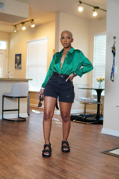 Faded Black Shorts Outfit, Mules Shoes Outfit Black Women, Trouser Shorts Outfit High Waist, Blue Tshirt Outfits Women, Mom Shorts Outfit, Walmart Bag, Look Short Jeans, Lily Silk, Silk Sonic