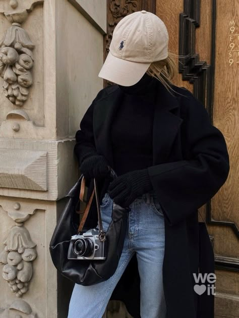 Baseball Cap Outfit Dressy, Outfits With French Hat, Cap Outfits For Women Winter, Polo Cap Outfit Women, Baseball Hat Outfit Fall, Barcelona Winter Outfit, Polo Hat Outfit, Barcelona Outfits Winter, Dad Hat Outfits Women