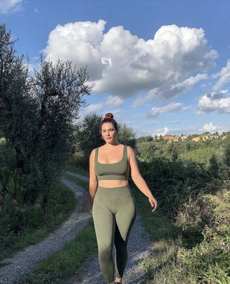 Aesthetic Vision Board Pictures, Hiking Outfit Summer, Summer Pants Outfits, Summer Hiking Outfit, Hiking Outfits, Summer Hiking, Normal Body, Real Bodies, Plus Size Workout