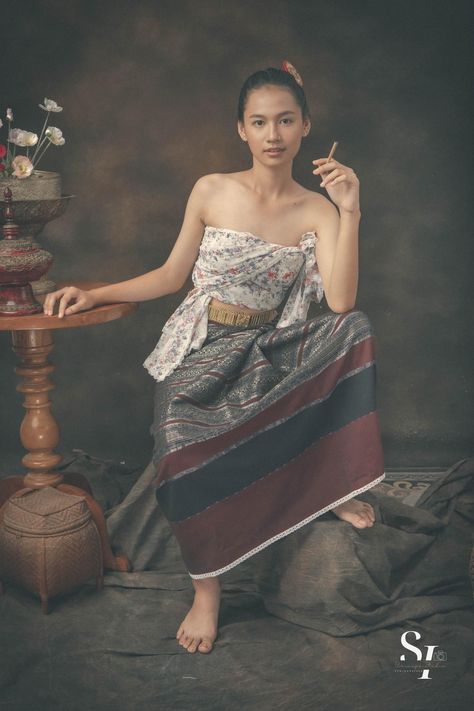 Indonesian Clothing, Indonesian Fashion, Filipino Fashion, Traditional Thai Clothing, Batik Fashion, Photography Basics, Thai Dress, Greek Art, Traditional Fashion