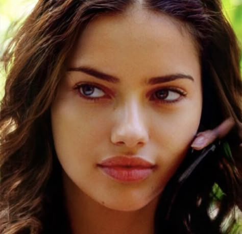 Adriana Lima Young Face, Adriana Lima Eyes, Adriana Lima Face, Adriana Lima Style, Adriana Lima Young, 90s Model, Bare Face, Model Aesthetic, Model Face