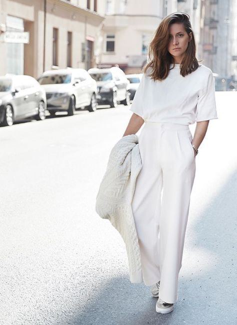 Minimal Stil, Throbbing Headache, Minimalist Moda, T Shirt Branca, Fashion Gone Rouge, Woman In White, Style Casual Chic, 2024 Color, All White Outfit