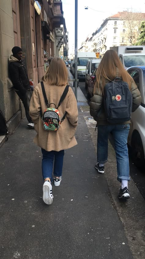 Kanken Style, Fjallraven Backpack, Ootd Gym, Backpack Fjallraven, London Dreams, Hiking Outfit Women, High School Outfits, London Outfit, Girls Soccer