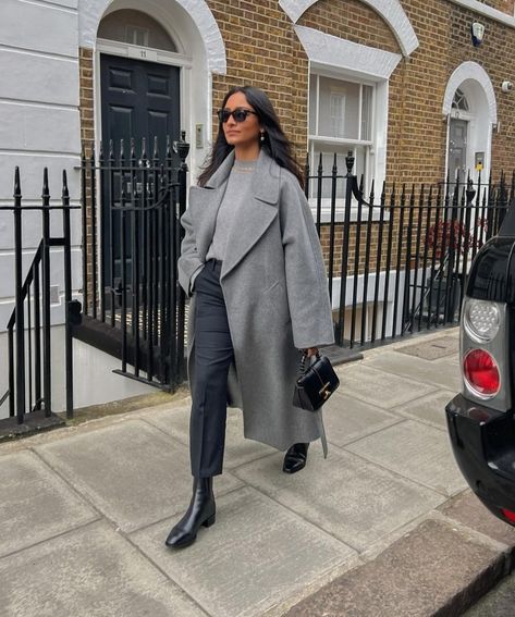 Long Grey Coat Outfit, Grey Coat Outfit Winter, Winter Outfits Ideas For Women, Grey Coat Outfit, Wool Coat Outfit, Aesthetic Winter Outfits, Mantel Outfit, Long Coat Outfit, Winter Outfits Ideas