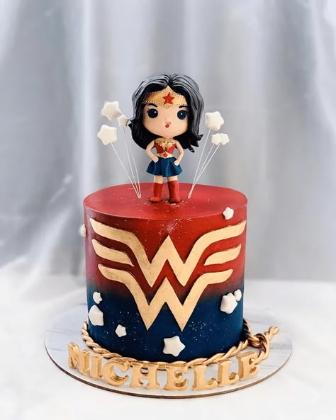 Wonder Woman Birthday Party Ideas, Super Woman Cake, Wonder Woman Party Ideas, Wonder Woman Themed Birthday Party, Wonder Woman Cake Ideas, Wonder Woman Cupcakes Ideas, Cake Ideas For Women Birthday, Wonder Women Theme Birthday, Wonder Woman Cake Topper