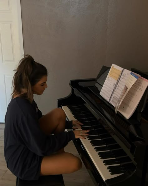 Piano Girl Aesthetic, Piano Girl, Playing Piano, Foto Poses, Billy Joel, Girls Play, Music Aesthetic, Brunette Girl, The Piano