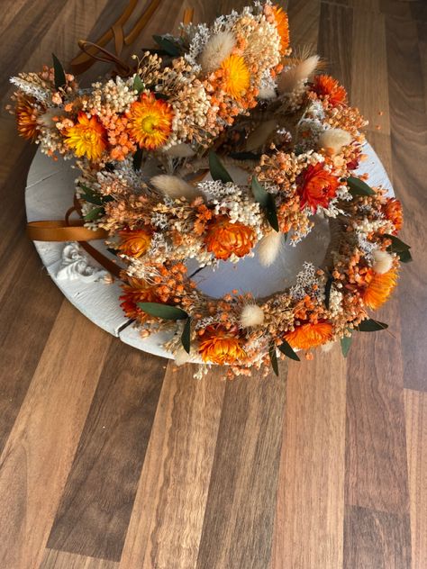 Flower Crown Display Ideas, Dry Flower Crown, Flower Crown Display, Burnt Orange Wedding Flowers, Gypsophila Crown, Flower Wedding Crown, Flowers 2023, Dried Flower Crown, Dried Flower Wedding