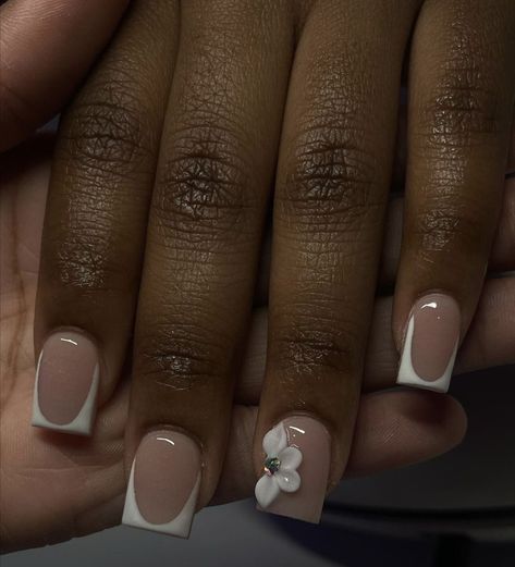 Nail Designs For Short Fingers, Short Embellished Nails, Cute French Tip Design Nails, Nail Ideas Black Women Short, Short Acrylic Nails For Graduation, White Short French Tip Nails With Design, Short French Tip Nails Design, Short Simple White Nails, French Tip Nails Square With Design