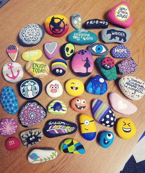 Painted rock / rock painting / rock art / painted stones / rocks / minions / quotes / pretty Rock Art Ideas, Colored Rocks, Painted Rock Art, Easy Diy Paint, Stone Art Painting, Painted Rocks Diy, Rock Painting Ideas Easy, Rock Painting Designs, Book Art Diy