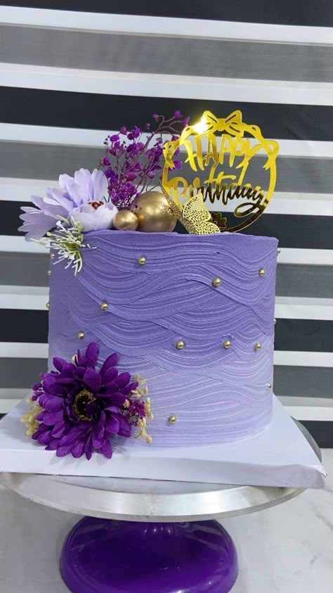 Tall Cake With Flowers, Purple Floral Cake Design, Purple Retirement Cake, Bday Cakes For Women Beautiful, Beautiful Cake Design Birthdays, Elegant Cakes Birthday For Women, Birthday Cake Designs Unique, Cute Purple Cake, Purple Cake Designs