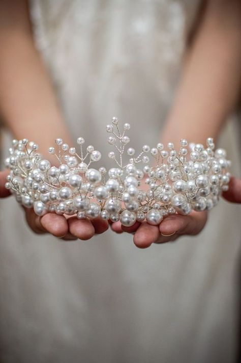 Diy Tiaras And Crowns, Bridal Crown Tiara, Flower Hair Accessories Wedding, Bead Hair Accessories, Veil Accessories, Crystal Bridal Tiaras, Pearl Headpiece, Pearl Tiara, Headpiece Jewelry