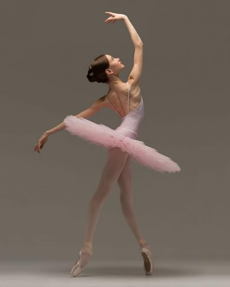 Ballet Photography Poses, Ballet Photoshoot, Vaganova Ballet, Ballerina Poses, Vaganova Ballet Academy, Ballet Dance Photography, Ballet Images, Dance Picture Poses, Dancer Photography