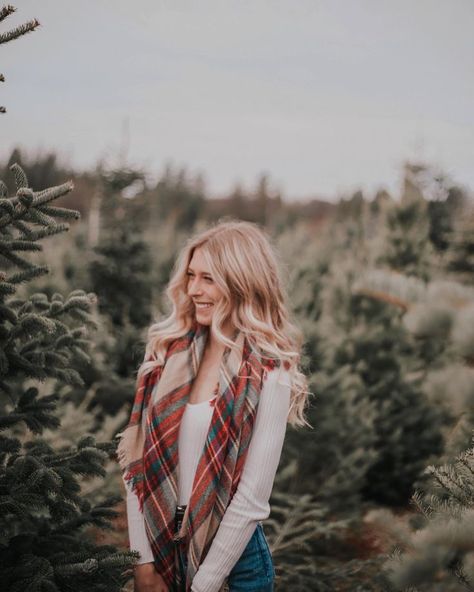 Tree Farm Senior Pictures, Christmas Tree Farm Photo Shoot Single, Christmas Tree Farm Senior Pictures, Teen Photoshooting Ideas Christmas, Senior Winter Pictures, Christmas Tree Farm Instagram Pictures, Creative Christmas Photoshoot Ideas, Urban Christmas Photoshoot, Christmas Photoshoot Teenagers