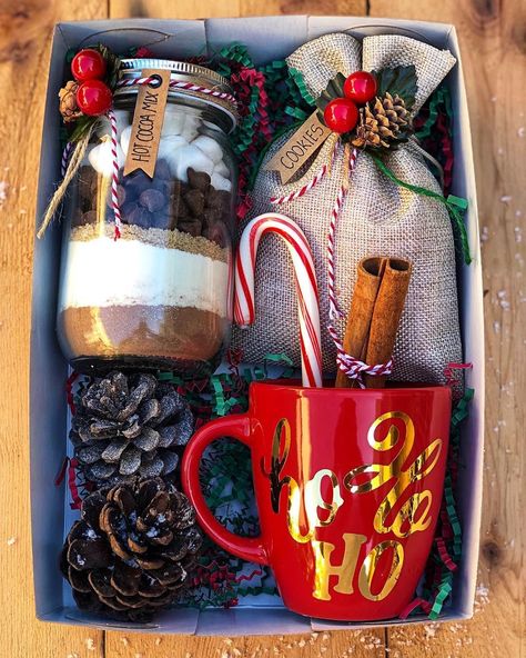 Christmas Gifts Chocolate, Hot Cocoa Xmas Gift, Christmas Hot Chocolate Gift Basket, Hot Cocoa Diy Christmas Gift, Hot Cocoa Basket Ideas Diy Christmas, Hot Chocolate Gift Box Ideas, Hot Chocolate Baskets Diy, Chocolate Jar Gift Ideas, Hot Cocoa Box Gift Ideas