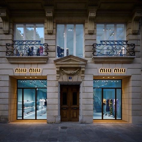 Miu Miu flagship store, Paris – France » Retail Design Blog Miu Miu Store, Miu Miu Aesthetic, Miu Miu Shop, Retail Clothing Racks, San Francisco Coffee, Bloxburg City, Paris Store, Old Money Fashion, Money Fashion