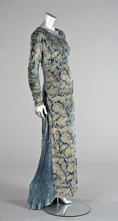 Fortuny stenciled velvet tea gown, c.1920. Fortuny Dress, Style Année 20, Mariano Fortuny, Velvet Evening Dress, 1920's Fashion, Spanish Fashion, 20th Century Fashion, 20s Fashion, Retro Mode