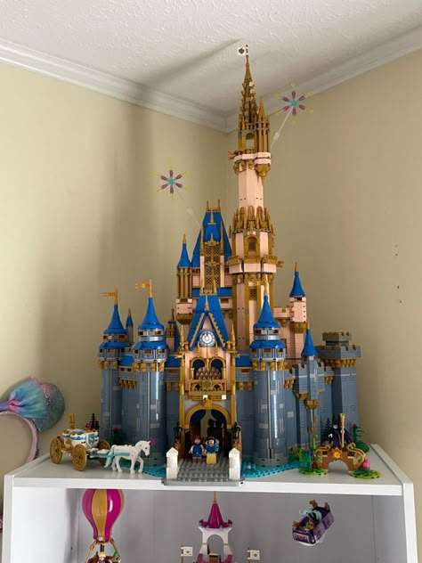 This is the latest Disney castle by Lego. It is over 4,000 pieces. Slightly bigger than the retired Disney castle. Lego Disney Castle Display, Cute Legos, Cute Lego Sets, Disney Lego Sets, Big Lego Sets, Lego Disney Castle, Lego Room Decor, Disney Lego, Disney 100th Anniversary