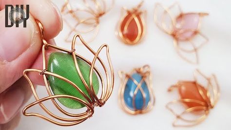 Wire Wrapped Pendant Tutorial, Wrapping Crystals, Flower Wire, Free Jewellery Making Tutorials, Wire Wrap Cabochon, Wire Wrapped Stone Jewelry, Wire Wrap Jewelry Designs, Wire Wrapping Diy, Wire Wrapped Jewelry Diy