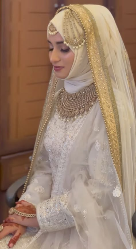 Nikkah Dress Pakistani With Hijab, Bride In Hijab Wedding Styles, Brides Hijab Style, Hijab Bride Indian, Nikkah Hijab Style, Bridal Dress With Hijab, Muslimah Wedding Dress Brides Hijab Styles, Hijabi Pakistani Bride, Pakistani Dulhan Dress