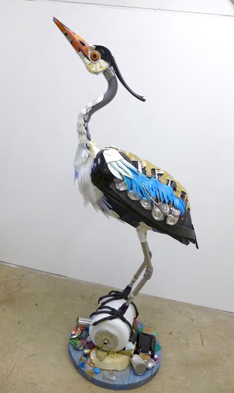 Trash Animal Sculptures, Sculpture Out Of Trash, Sculpture Art From Waste, Animals From Waste Material, Recycled 3d Art, Recycled Sculpture Art, Recycled Animal Art, Sculptures Out Of Recycled Materials, Sculptures Made From Recycled Materials