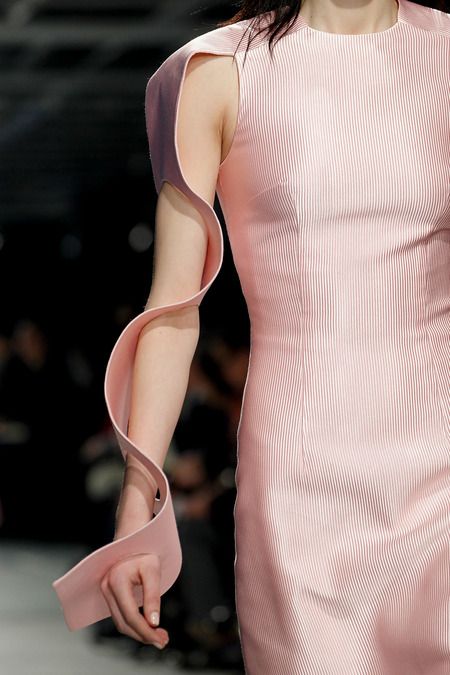 Christopher Kane F2014 Architectural Fashion, Sculptural Fashion, Iris Van Herpen, 3d Fashion, Couture Details, Creation Couture, Christopher Kane, Innovative Fashion, Fall 2014