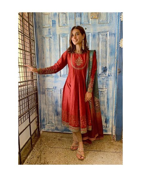 💃🏻 . . . @mariabofficial @alijaverijewelers Iqra Aziz And Feroz Khan, Iqra Aziz Wedding, Iqra Aziz Dresses, Red Frock, Pakistan Fashion Week, Khuda Aur Mohabbat, Pakistani Formal Dresses, Feroz Khan, Yellow Suit