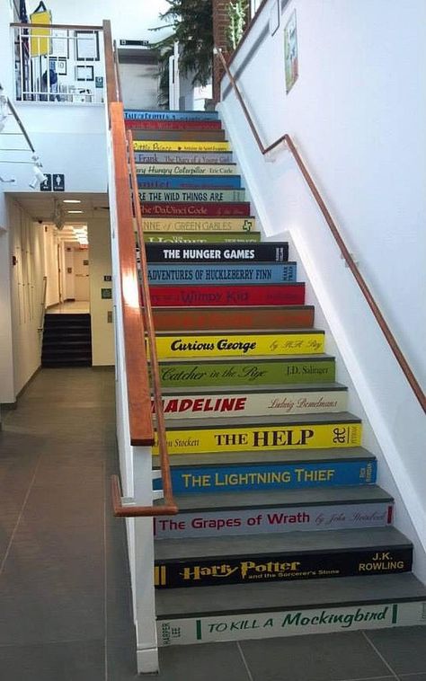 Colorful Staircase Designs: 30 Ideas to Consider for a Modern Home Lambriseringen Gang, Book Staircase, Foto Scale, Book Stairs, Staircase Designs, Stair Riser Decals, Escalier Design, Staircase Ideas, Stair Case