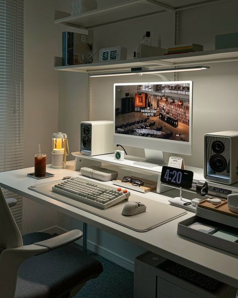 White Setup, White Desk Setup, Work Setup, Computer Desk Setup, Home Studio Setup, Cozy Home Office, Desk Inspo, Desk Setups, Dekorasi Kamar Tidur