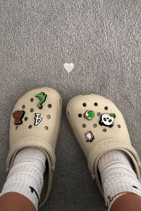 Cool Crocs, Croc Ideas, Crocs With Jibbitz, Crocs Aesthetic, Crocs With Charms, Crocs Outfit, Crocs Fashion, Desain Quilling, Crocs Jibbitz