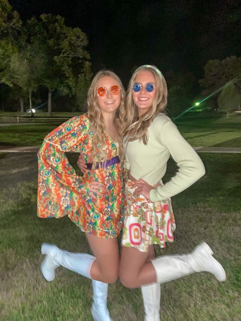 hippie, groovy, 70s, group costume Halloween Outfits Friend Group, 70 Spirit Week Outfit, Hippie Kostüm Diy, Hippy Spirit Day Outfit, Halloween Decades Costumes, Cute 80s Halloween Costumes, Halloween 70s Costumes, 70s Inspired Halloween Costumes, 80s Themed Halloween Costumes