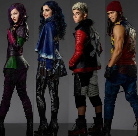 Evie Descendants Outfit, Descendants 3 Wallpaper, Mal Descendants Costume, Disney Descendants Characters, Descendants 2015, Descendants Pictures, Disney Descendants 2, Evie Descendants, Mal Descendants