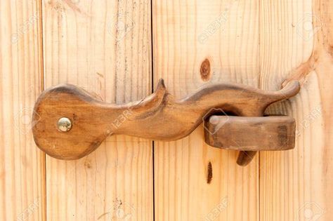 loquet de porte: Wooden Lock, Wooden Hinges, Wood Hinges, Door Diy, Into The Wood, Diy Holz, Wood Door, Wood Working For Beginners, Into The Woods