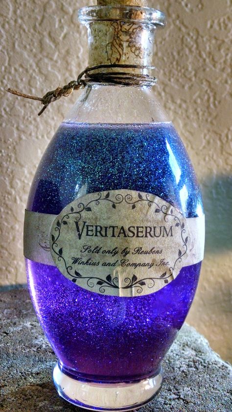 Halloween potions - instructions on recipes to get glitter and dyed potions that will look cool in an apothecary jars display Harry Potter Weihnachten, Harry Potter Christmas Decorations, Potions Recipes, Jar Display, Halloween Potion Bottles, Halloween Apothecary, Harry Potter Potions, Halloween Bottles, Halloween Potions