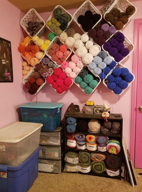 Yarn Corner Storage, Yarn Shelf Storage Diy, Yarn Ball Storage, Yarn Wall Hanging Storage, Cheap Yarn Storage Ideas, Knitting Corner Room, Yarn Wall Storage Ideas, Crochet Storage Ideas Organizations, Craft Room Yarn Storage Ideas