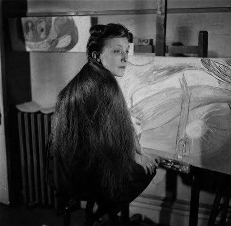 8 things to know about Louise Bourgeois - Art Shortlist Louise Bourgeois Sculpture, Gottfried Helnwein, Artists In Their Studios, Chuck Close, New Orleans Museums, Artists At Work, Artist Studios, Artists Studios, Robert Rauschenberg