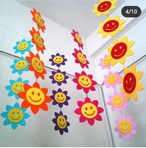 Diy Flower Garden, Kindergarten Decorations, Preschool Decor, School Door Decorations, School Board Decoration, Paper Plate Crafts For Kids, Classroom Birthday, Preschool Classroom Decor, Pinterest Crafts