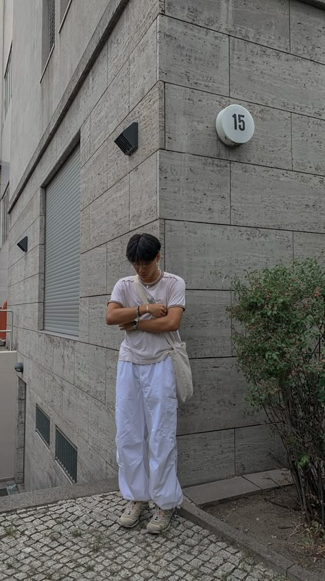 White Cargo Trousers Outfit, White Pants Outfit Men Summer, Parachute Pants Men Aesthetic, Men’s Baggy Pants Outfit, Outfits With White Jeans Men, White Parachute Pants Outfit Summer, White Baggy Jeans Outfit Men, How To Style White Parachute Pants, Gorpcore Summer Outfits Men