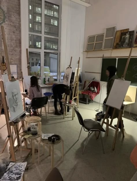 Personal Art Studio, Artist Career Aesthetic, School Art Room Aesthetic, Art College Aesthetic, Art Class Aesthetic, Art Major Aesthetic, Art School Aesthetic, Art Heist Baby, Art Student Aesthetic