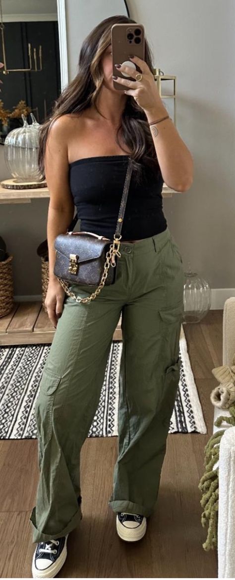 Army Green Pants Outfit Fall, Baggy Olive Green Pants Outfit, Green Cargo Outfits Women, Green Pants Outfit Fall, Army Green Pants Outfit, Cargo Outfits Women, Olive Green Pants Outfit, Cargo Outfits, Green Pants Outfit