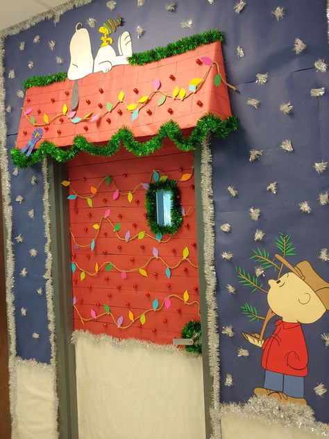 Christmas School Wall Decorations, School Hallway Holiday Decorating, Christmas Door Decorating Gingerbread, Classroom Xmas Doors, Holiday Door Decorations Contest, Classroom Door Contest Christmas, Door Decorations Holiday, Bulitin Board Ideas Christmas, Best Christmas Classroom Doors