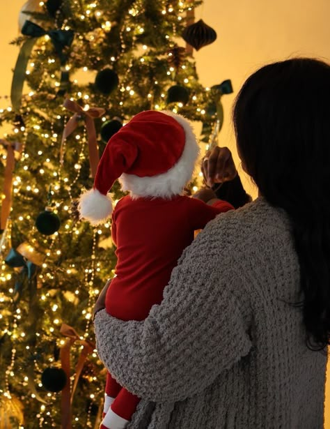 Baby Tree Pictures, Baby Pictures In Front Of Christmas Tree, Baby Pictures With Christmas Tree, Under The Tree Baby Pictures, Mom Dad Baby Christmas Pictures Ideas, Baby By Christmas Tree Photo, Baby Pictures Christmas Tree, Mom And Newborn Christmas Pictures, Baby’s First Christmas Pic