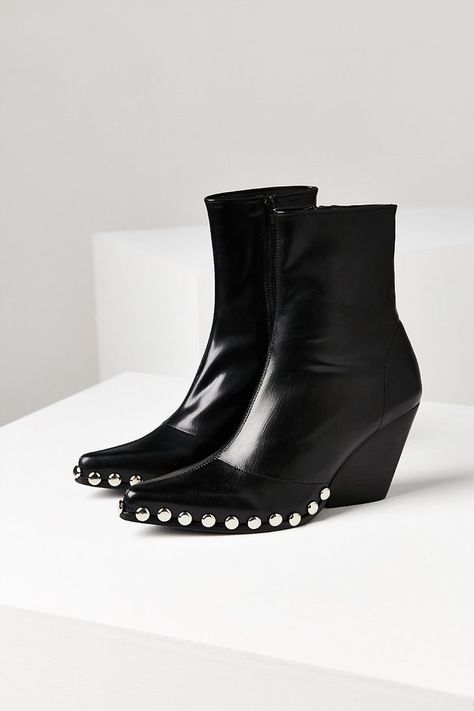 Black studded booties. Jeffrey Campbell Walton Boot Galaxy Converse, Galaxy Vans, Urban Wear Women, Womens Black Booties, Estilo Hippie, Urban Wear, Shoe Closet, Soft Grunge, Grunge Style