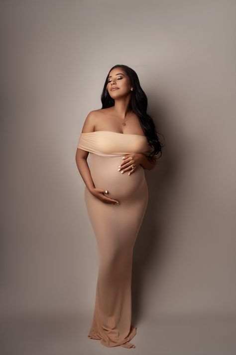 Maternity Shoot Hairstyles Black Women, Baby Bump Black Women, Elegant Maternity Shoot With Husband, Studio Maternity Shoot Black Woman, Elegant Pregnancy Photoshoot, Pregnancy Photoshoot Black Women, Mum Photoshoot, Baby Shower Dresses Black Women, Black Women Maternity Shoot