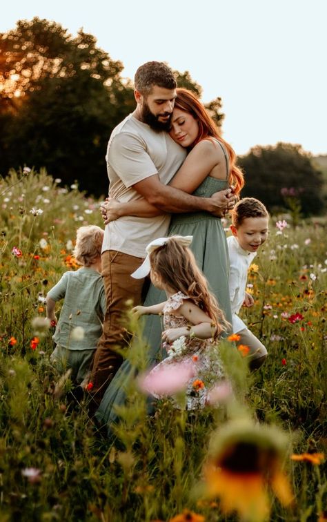 Family Session Poses, Summer Family Pictures, Big Family Photos, Pose Portrait, Fall Family Portraits, Family Photoshoot Poses, Summer Family Photos, Family Portrait Poses, Poses Family